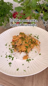 ✨ Potrawka z kurczaka w kremowym sosie z warzywami ✨ Pyszna, aromatyczna i gotowa w mniej niż 30 minut! Idealna na szybki obiad 🥘. —-> Przepis: ✅500 g piersi z kurczaka ✅300 g pieczarek ✅1 cebulka ze szczypiorkiem ✅3 ząbki czosnku ✅6 małych słodkich papryczek ✅Do kurczaka: łyżka mąki, łyżeczka papryki słodkiej, łyżeczka czosnku staropolskiego, ✅Do sosu:łyżeczka papryki słodkiej, łyżeczka wegety, łyżeczka ziół prowansalskich, 200 ml śmietanki 30%, 200 ml wody, 1 łyżka masła, 1 łyżka koncentratu 