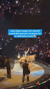 Lady Gaga stoppe son concert à Lyon quand elle aperçoit une jeune fan en détresse au premier rang. La star internationale va même prendre de ses nouvelles par la suite. « Elle va bien ? » Une bienveillance qui a énormément plu au public de la LDLC Arena, déjà conquis par la performance de l’artiste vendredi 14 novembre. | Actu Lyon
