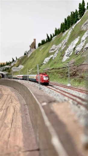 Legendäre BR 103 mit buntem IC durchs Rheintal | Spur N Modellbahn