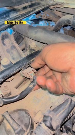 How to Remove Fuel Injector Clip & Grip Safely 🔧💥 #shorts #automobile #carrepair