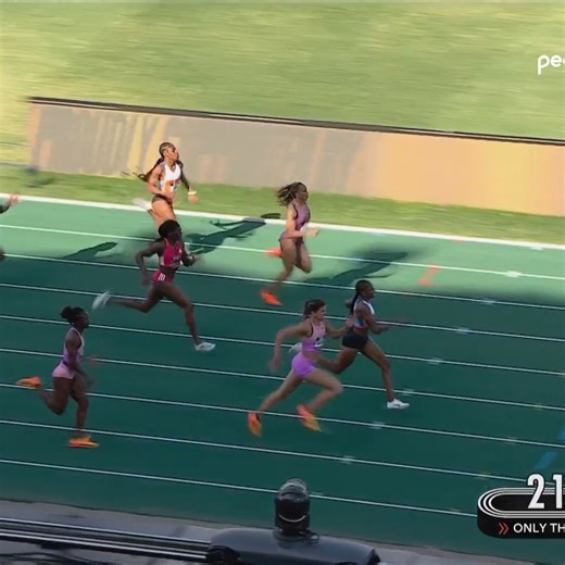 GUTSY 200m finish as Melissa Jefferson-Wooden and Jenna Prandini go head-to-head! 📺 Peacock | NBC Olympics & Paralympics