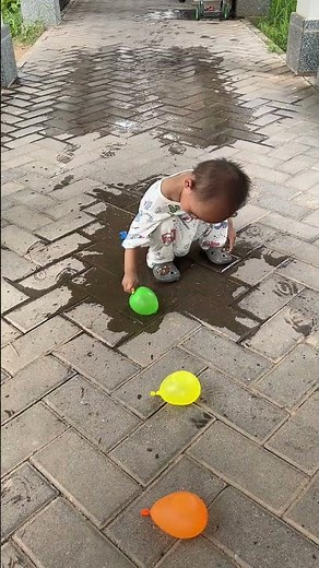 The water balloons popping 244👶🎈💥😅 水气球爆炸244👶🎈💥😅 #adorable #cutebaby