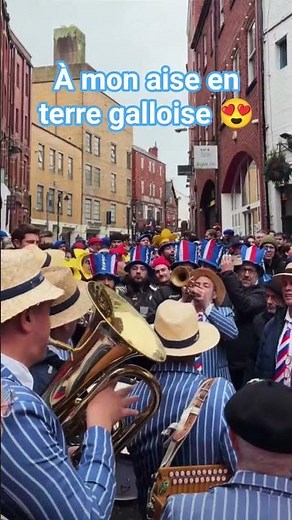Mon Dieu, que j'en suis à mon aise pour les supporters français au Pays de Galles 💙#rugby #supporter