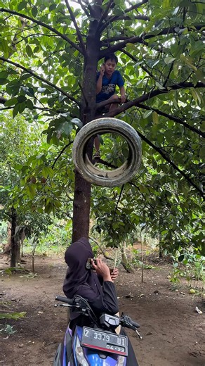 Ayuda nolongin si emak hampir tertimpa ban mobil