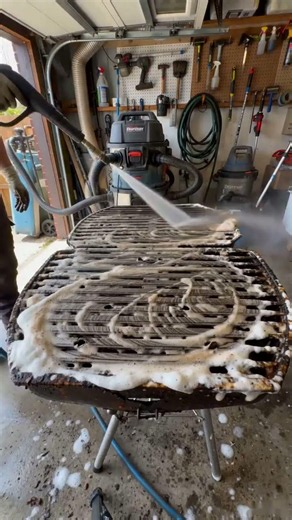 Black Water Extraction Cleans Filthy Grill Grates! 🔥✨ Satisfying Restoration #Shorts #Cleaning #bbq
