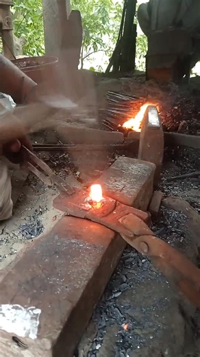 Blacksmith #blacksmith #handmade #reelsviralvideofyp #reelfypfyp #fbreelsfypシviralシ | Eloïse Bernard