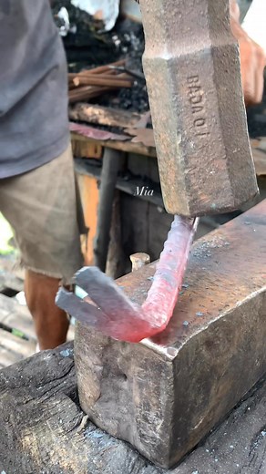 1.3M views · 2.4K reactions | Forging a crowbar from raw steel — this process is insanely cool #blacksmith #blacksmithindonesia #traditionalblacksmith #metalworking #MetalArt #craftsmanship #travel #fblifestyle #kerajinantangan #ueropa | Mia Mia | Facebook