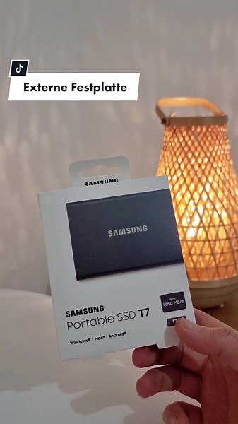 Mit dieser 1TB großen Festplatte von Samsung könnt ihr in sekundenschnelle eure Daten von eurem Smartphone oder PC speichern und übertragen 🙌🏽 Sie ist extrem klein und eignet sich so auch super zum Reisen. Den Link zu ihr gibt's in meiner Profilbeschreibung 😊 #festplatte #festplatten #externefestplatte #smartphonetricks #smartphonehacks #samsung #samsungtip #amazonprodukte #founditonamazon #amazongadgets #amazonfinds #produkttester #produkttest #produkttestergesucht
