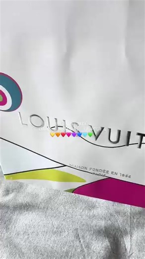 What's your bag philosophy? Quality or trends? #FashionPhilosophy #ConsciousConsumer #BagCollection #StyleThoughts #ShoppingHabits