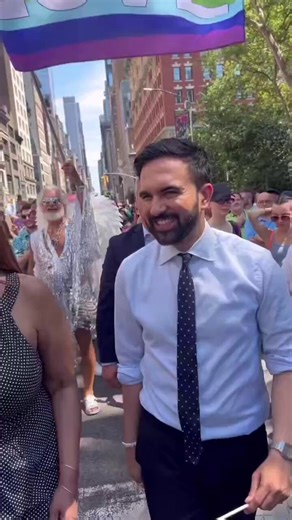 Detalhe curioso, não para os olhos atentos… ele só segura a bandeira trans.