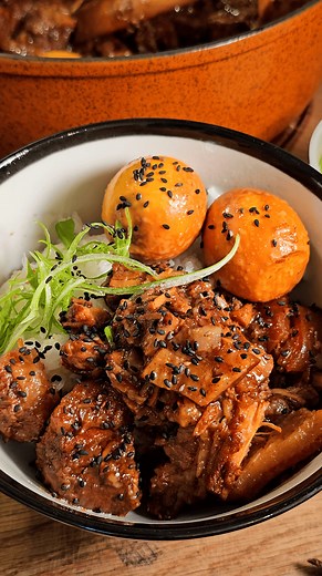 Porc au caramel avec des oeufs … 🥚 📜 POUR LA RECETTE (4 à 5 personnes) 1 kg de poitrine de porc 🐖 2 échalotes 🧅 1 morceau de gingembre frais 🫚 3 gousses d’ail hachées 🧄 1 anis étoilé 🌸 1 c. à café de cannelle 🪵 1 c. à café de clous de girofle (en poudre) 🟤 1 c. à café de poivre noir moulu sel 🧂 2 c. à soupe de nuoc-mâm 🥢 3 c. à soupe de sauce soja 🍶 4 c. à soupe de sucre blanc (caramel) 🍬 2 c. à café de vinaigre de riz (ou jus de citron) 🍋 500 à 600 ml d’eau de coco (à hauteur) 🥥 