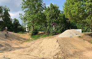 Pfarrkirchner Dirtpark nimmt Gestalt an: Erste Testsprünge im Video