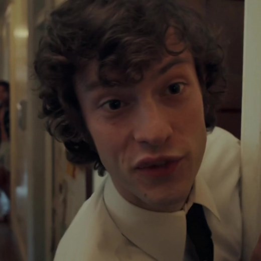 Ediciones de Angus Tully en The Holdovers