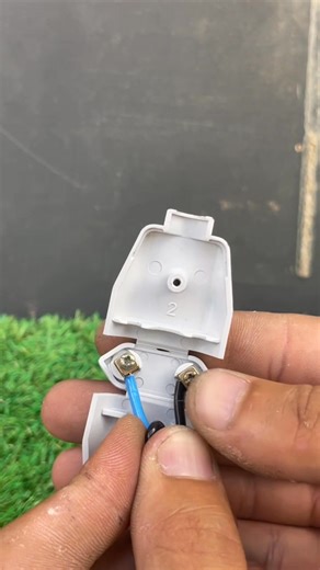 5.6K views | The wrong way to wire a plug — and the right one too Clean and safe connection #USA #ElectricFix #PlugWiring | Do It YourSelf | Facebook