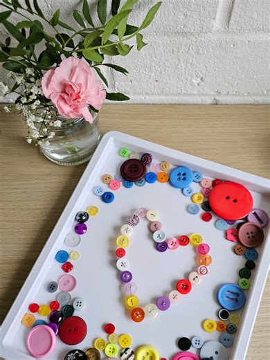 𝗪𝗶𝗿𝗲 𝗕𝘂𝘁𝘁𝗼𝗻 𝗛𝗲𝗮𝗿𝘁𝘀 A really simple craft that looks cute! My advice, choose a thin wire. It's much easier to manipulate through the buttons. Valentine's Crafts | Valentine's Hearts | Heart Crafts | Wire Crafts | Button Crafts | Button Hearts |