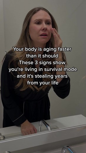 I researched what makes people age 3x faster, and the answer shocked me... SAVE this because it changes everything. 𝐓𝐡𝐞 𝐦𝐚𝐢𝐧 𝐟𝐚𝐜𝐭𝐨𝐫? 𝐂𝐡𝐫𝐨𝐧𝐢𝐜 𝐜𝐨𝐫𝐭𝐢𝐬𝐨𝐥. You can eat organic, hit the gym, take every supplement. But if your cortisol is elevated 24/7, you're aging three times faster. Your inflammation stays high. Your immune system weakens. Your brain cells shrink. And most people don't even know they're in chronic stress. Here are the 3 signs your cortisol is destroying y