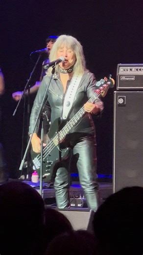 Ještě jeden moment se Suzi Quatro 🎸 Energie, charisma a radost z hudby až do poslední noty. Děkuji za krásný koncert. #SuziQuatro #liveconcert | Blanka Heklová