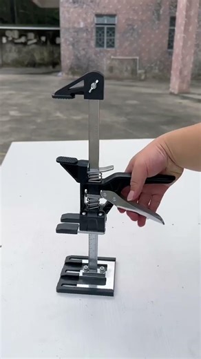 Simple and easy to use multi functional lifting bracket