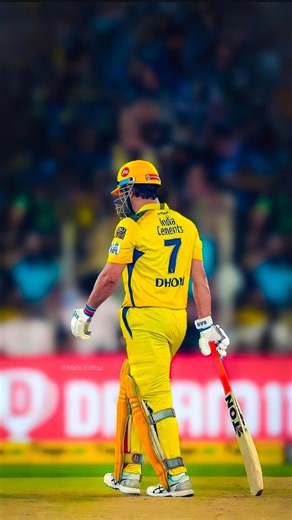 cricketedits on Instagram: "Meme History & Origin:- On October 4, 2018, a behind-the-scenes momentfrom a commercial shoot at Juhu Beach in Mumbai went viralfor all the wrong reasons. The legendary Bollywood actor Amitabh Bachchan, known for his composure and professionalism, was caught in a tense moment when a makeup artist accidentally sprayedhairspray into his eyes. The iconic moment showed the veteran actor expressing his displeasure, but what reallycaught the attention of the internet was th