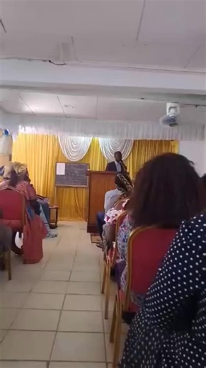 #2 Rois 6:1-7 [1]Et les fils des prophètes dirent à Élisée: Tu vois que le lieu où nous habitons devant toi est trop étroit pour nous. [2]Allons, s'il te plaît, jusqu'au Jourdain, et nous y prendrons chacun une pièce de bois, et nous y bâtirons un lieu pour y habiter. Et il dit: Allez. [3]Et l'un d'eux dit: Consens, je te prie, à venir avec tes serviteurs. [4]Et il dit: J'irai. Et il alla avec eux; et ils vinrent au Jourdain, et coupèrent des arbres. [5]Et il arriva, comme l'un d'eux abattait un