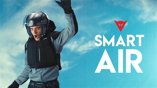 エアバッグを着用しよう。 物事は常に計画通りに進むとは限らない。 コンパクト、超軽量。最新 D-air® ワイヤレスエアバッグ ◤ SMART AIR ◢ 厳しい欧州の安全認証EN1621-4を、エアバッグ単体で胸部・背中ともに取得。安全性と汎用性、デザイン性に優れたモデルです。 #dainese #ダイネーゼ #警視庁採用のエアバッグ | Dainese Japan