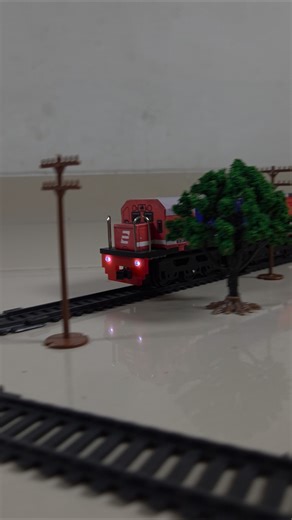 ​Si Merah Meluncur! Miniatur Kereta Api CC201 di Rel Angka 8 #miniaturkeretaapi #shorts #keretaapi
