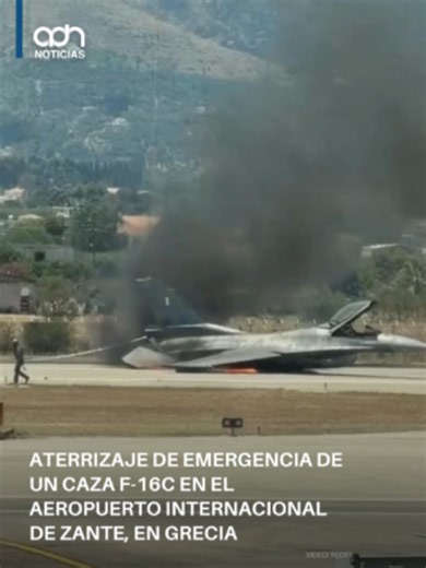 Captan en video un avión de combate que realiza un aterrizaje de emergencia en Grecia Un F-16C de la Fuerza Aérea Helénica tuvo que descender de imprevisto en el Aeropuerto Internacional de Zante debido a una falla que provocó llamas bajo la aeronave. El video captado de inmediato muestra la rápida movilización de los bomberos de la terminal para sofocar el fuego en la pista, logrando poner a salvo al piloto y evitar una tragedia mayor. #avion #accidente #emergencia #internacional #adnnoticias