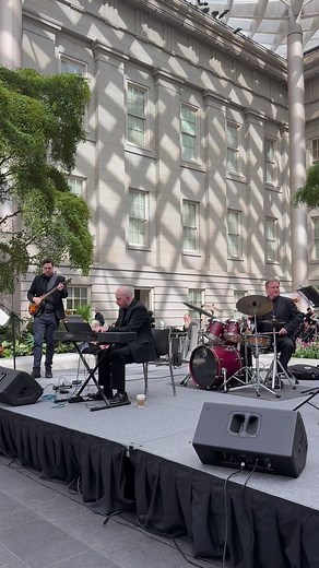 Take a pause and enjoy some jazz music by DC Strings Workshop 🎶 This performance in the Kogod Courtyard was part of today’s “Creativity is Magic: Maya Lin Festival.” ⁣⁣ | National Portrait Gallery USA