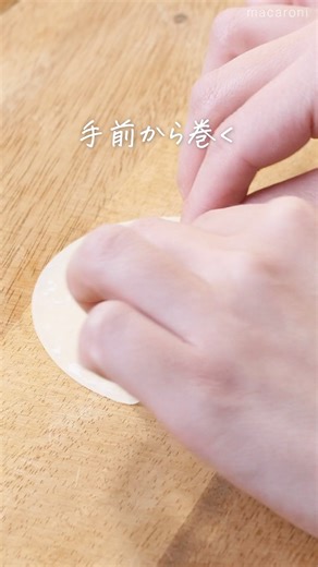【余った餃子の皮でおつまみ♪餃子の皮でカリカリチーズスティック】 餃子の皮にチーズと黒こしょうをのせてくるくると巻いて焼くだけの簡単おつまみ。中途半端に余ってしまった餃子の皮の消費にもぴったりですよ♪ レシピの詳細はこちらから↓✨ https://macaro-ni.jp/143042 | macaroni