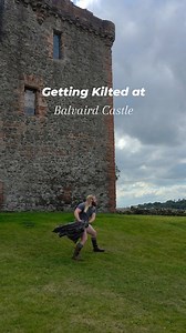 Behold, Balvaird Castle 🏰 🏴󠁧󠁢󠁳󠁣󠁴󠁿 A late 15th century Murray Castle now even more popular thanks to Blood of my Blood where it appears as Castle Leathers, home to Simon Fraser, 11th Lord Lovat and his right hand man Balloch ( @charlie.chick.allan ) who made a wee appearance. Thankfully he didn't try any funny business with a club to the back of the head, like he did that priest! And while we're here, this is how you put together the feileadh-mor/great kilt/belted plaid. #visitscotland #e