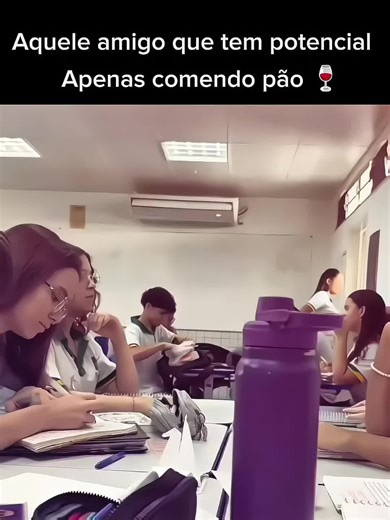 Mogger Trends: O Fenômeno do Pão na Escola