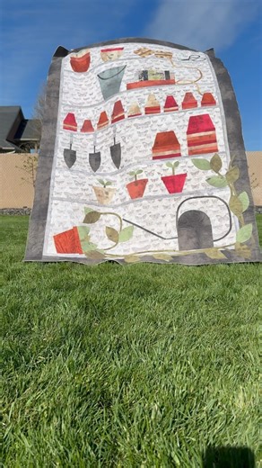 Such a gorgeous quilt! Even though the digital design was more intricate and dense, using invisible thread really kept it light and airy. It also did a wonderful job of providing amazing texture without the thread detracting any color influence from the fabrics. This is a great example of when #GraffitiQuilting is a strong supporting role in the overall feel of the quilt. Quilt Stats: Maker: Beth Shepherd Pattern designer: @designsbyrr Digital panto: graffiti Quilting edge to edge 14 Thread: inv