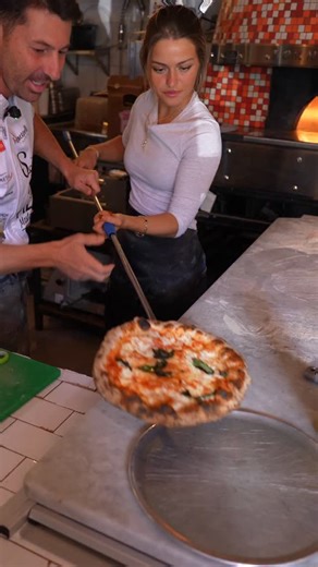 Tip. 32: How to turn pizza in the oven! Fantastic job @juliahmolinari • Great oven @salsa.pizzeria #pizzanapoletana #neapolitanpizza #pizza #viralvideo #bestpizza #food | Vito Iacopelli