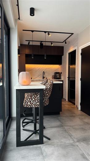 C o n n i e • Interior | DIY House & Garden on Instagram: "UPGRADE 🤎 Onze keuken heeft een kleine, maar zó mooie upgrade gekregen! Deze prachtige barkrukken van @zitmaxx zijn echt alles wat we zochten. We kozen voor model Arzano in een luxe stof (Sling A2). De toffe print, textuur en kleur matchen helemaal met de keuken. En ze zijn niet alleen mooi om naar te kijken, maar zitten ook heerlijk! Zou jij zo’n print aandurven in je interieur? I’m obsessed 😍 #zitmaxx #barstool #kitchen