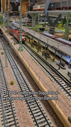 Der Steuerwagen ist mehrfach kaputt. Daher hatte ich einen neuen gekauft und wollte diesen hier entsorgen. Vorher wollte ich aber noch gucken, ob man nicht doch eine Kupplung auf die Stirnseite bekommt. Die 1:100er Wagen von Märklin haben da keinen Kupplungsschacht. Fazit: Nein - nicht wirklich. Ich musste zu viel von der Schürze zerstören, als das ich es mit einem zu erhaltendem Wagen machen würde. #märklin #mgleis #Dostos #modellbau #trainset | Dachboden Anlage