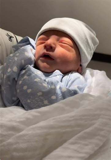 Un mes post parto junto al amor de nuestras vidas, Emiliano Andrés. ❤️ Definitivamente, el post parto es difícil y contar con la ayuda y apoyo de tus seres queridos ha sido clave para mi. También cuento con los pañales y baby wipes Huggies para mantener a Emi limpio y cómodo a diario. Salir es un lujo en estos días y por eso preferimos ordenar los pañales y baby wipes Huggies en Walmart Online. Con mi membresia Walmart Plus tengo Free Delivery y llegan directo a la puerta de casa, un mega game c