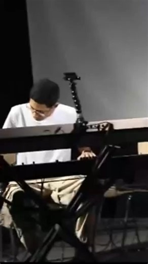 Egyptian pianist Andrew Milad returns to Cairo Jazz Festival with his trio, blending Eastern music with modern jazz. Joined by bassist Khaled Rajab, their project "Sultan" celebrates Egyptian heritage through a unique jazz fusion. *Funded by the European Union in collaboration with EUNIC Egypt. 🗓 Monday, 4 Nov ⏱ 9:30 PM 📍 Ewart Hall, AUC Tahrir Square https://www.ticketsmarche.com/event/5861 | Cairo Jazz Festival