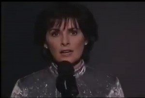 31 cosas que demuestran que Enya es la mujer más rara del mundo