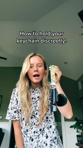 How to hold your keychain discreetly💕✨ #discreet #smallbusiness #sneakylink #smallbusiness #safetykeychains #fyp #noonewillknow