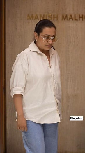 Rani Mukerji spotted at Manish Malhotra’s residence, graceful and respectful presence 👀