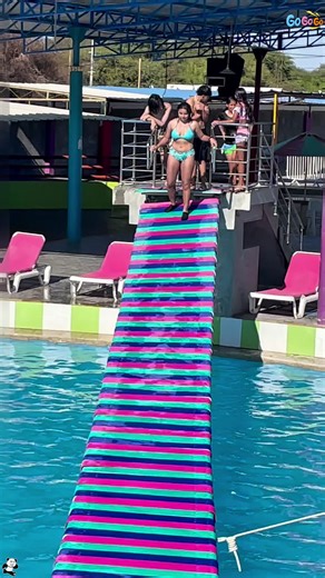 Who can pass the swing bridge challenge? Be sure to watch until the end#puenteextremo#aqualandia #viral #paseoescolar #traviskelce