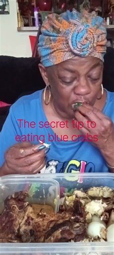 the easiest way to eat blue crabs, it's not as hard as it looks