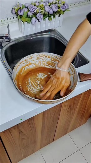 This automatic liquid-filled pot washing brush can be filled with detergent in the handle. It is easy to use and can clean the pot without hurting your hands. #kitchen