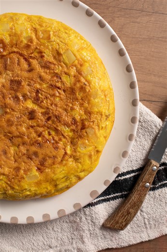 ❤ Tortilla de patatas... l'avete già provata? Con la ricetta di Manu Cookandrock potete rifarla a casa come foste in Spagna 🇪🇸 La ricetta completa è qui 👉 https://ricette.giallozafferano.it/Tortilla-de-patatas.html | Giallozafferano