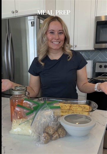 The Cadbury protein oatmeal balls are 🤤 Ingredients: 1 cup oats (I like to blend mine but that’s optional) 1/2 cup peanut butter 2-4 tbsp chia seeds (I like to do 4 for extra fiber) 1 scoop vanilla protein powder 1/4 cup honey 1/4 cup maple syrup 1/2 tsp salt 1/2 tsp vanilla 1 king size pack of Cadbury eggs crushed Directions: Add everything in a bowl and mix! I like to use my hand but you can use a hand mixer or spoon as well! Lastly, roll into whatever size protein balls you want! 🩷 #mealpre