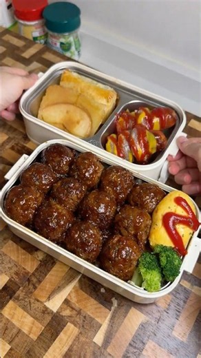 Packing lunch for his 12-hour shift at 5 am 🍱