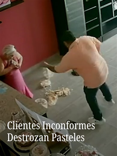 El altercado tuvo lugar en una pastelería en Reynosa, Tamaulipas. Los clientes inconformes, un hombre y una mujer, discutieron con la empleada y también vía telefónica. Al final, terminaron tirando pasteles del mostrador y llevándose el teléfono celular de la pastelería. #viral #clientes #ventas #dailynmás