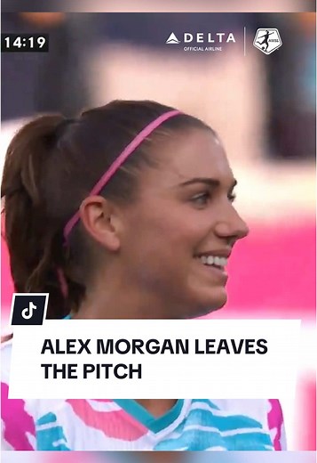 Alex Morgan leaving the pitch for the final time 💜 #soccer #retirement #nwsl #alexmorgan JWS x delta