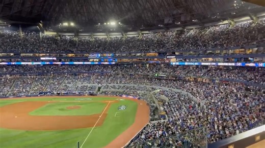 Rogers Centre was shaking last night after Alejandro Kirk's homer ... the game was at Dodger Stadium in Los Angeles 😳 🎥: Alex_680Radio/TW | MLB