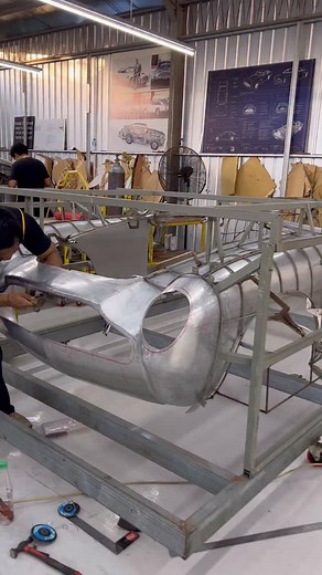 Built from scratch ,most of the part on this car is built by hand ,the body,the inner structure ,interior,seat,dashboard ,door trim,all chrome components,headlamp,bumper and the grill. #tuksedostudio #tuksedostudiobali #classiccars #gentlemancarworld #bali #db5 #astonmartindb5 #coachbuilders #classic #jamesbondcars | Pudji Handoko